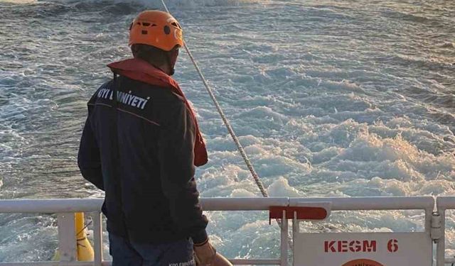 Çanakkale Boğazı’nda makine arızası yapan tekne yedeklenerek çekildi