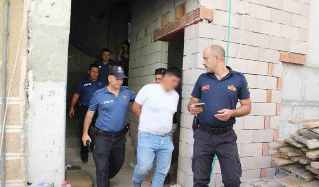 Çatıya çıkan şahsı ekipler ikna edip indirdi