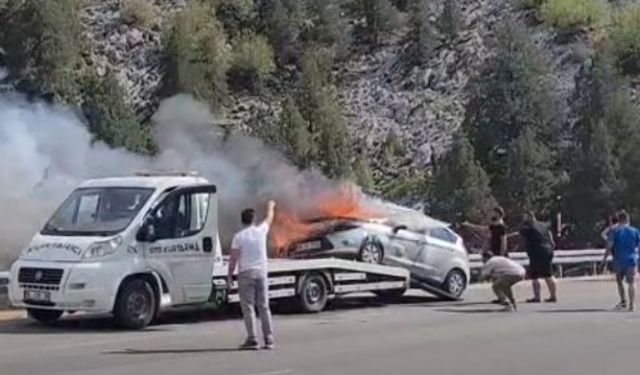 Çekici üzerindeki otomobil alev alev yandı