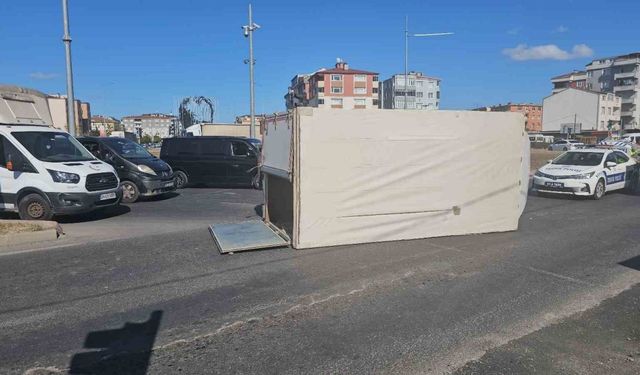 Çerkezköy’de virajı alamayan kamyonet devrildi