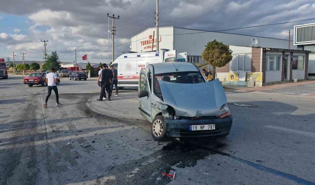Çorum’da hafif ticari araç ile otomobil çarpıştı: 3 yaralı