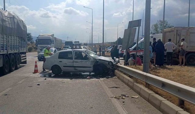 Çorum’da kamyon ile otomobil çarpıştı: 4 yaralı