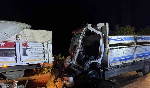 Çorum’da kamyon tıra çarptı: Araçta sıkışan sürücü ağır yaralandı