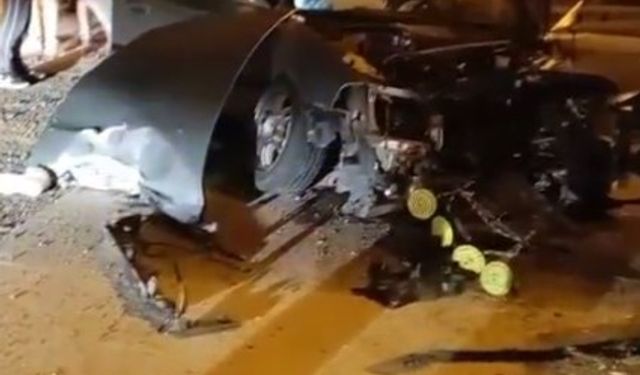 Direksiyon hakimiyetini kaybetti önce eve sonra direğe çarptı: 1’i ağır 3 yaralı