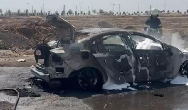 Diyarbakır’da alev topuna dönen otomobil itfaiye ekiplerince söndürüldü