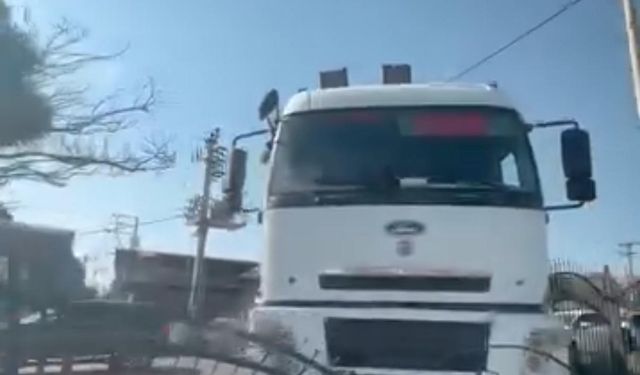 Diyarbakır’da freni boşalan tır, refüje çıktı