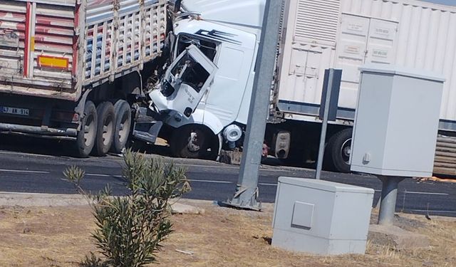 Diyarbakır’da iki tır çarpıştı: 2 yaralı