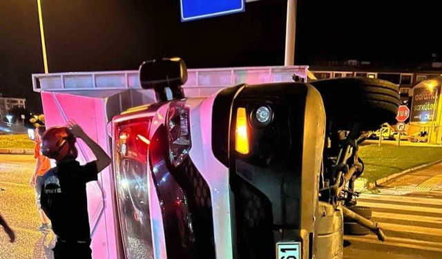 Edremit’te kavşağa kontrolsüz giriş kazaya neden oldu; kamyonet devrildi