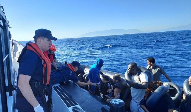 Ege sularında göçmen hareketliliği: 137 göçmen karaya çıkartıldı