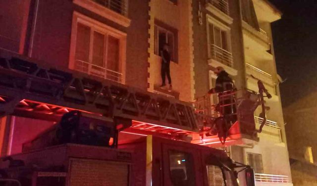 Elazığ’da intihara kalkışan şahsı itfaiye ekipleri ikna ederek indirdi