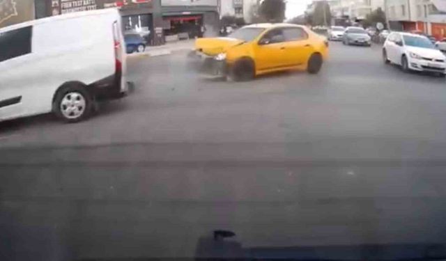Elazığ’da trafik kazası kameralara yansıdı
