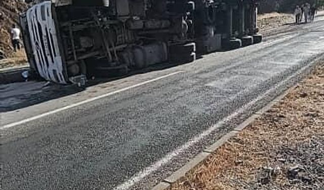 Elazığ’da virajı alamayan tır, devrildi