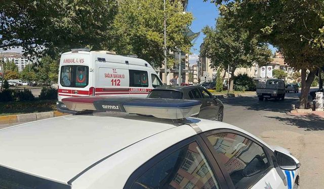 Elazığ’da yayaya çarpan motosiklet devrildi: 2 yaralı