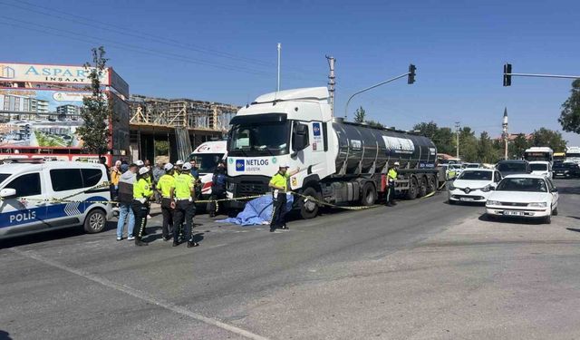 Engelli kız çocuğu ile annesine tır çarptı: Tırın altında kalan anne olay yerinde hayatını kaybetti