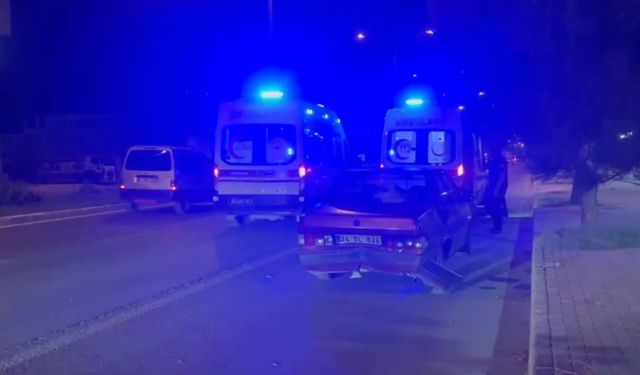 Erzincan’da iki otomobil çarpıştı: 3 yaralı