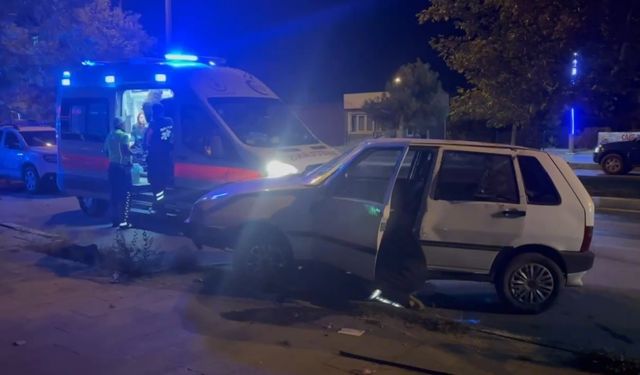 Erzincan’da otomobil kaldırıma çıktı: 1 yaralı