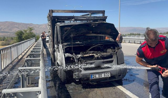 Erzincan’da seyir halindeki kamyon alev alev yandı