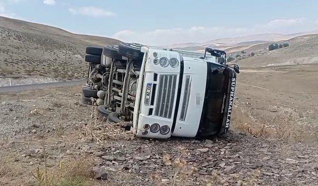 Erzurum’da virajı alamayan kamyon devrildi; sürücü yaralandı