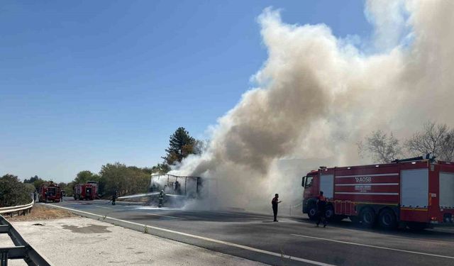 Ev eşyası yüklü tır yandı, otoyolda kuyruk oluştu