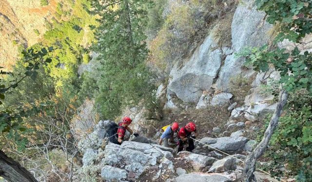 Fethiye’de kayalıklarda mahsur kalan Alman turisti JAK timi kurtardı