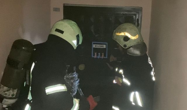 Fırında unutulan kek apartmanı dumana boğdu