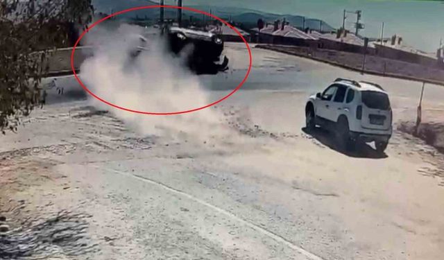 Frene ayağını dahi değdirmeden girdiği yolda feci kazaya neden oldu