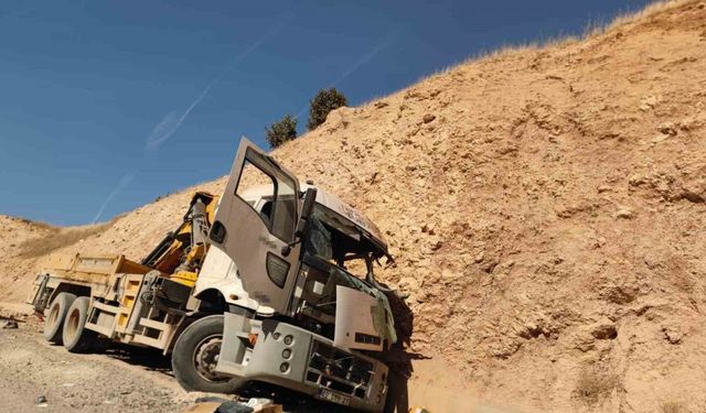 Freni boşalan vinç kayalığa çarptı: 1 ölü, 1 yaralı