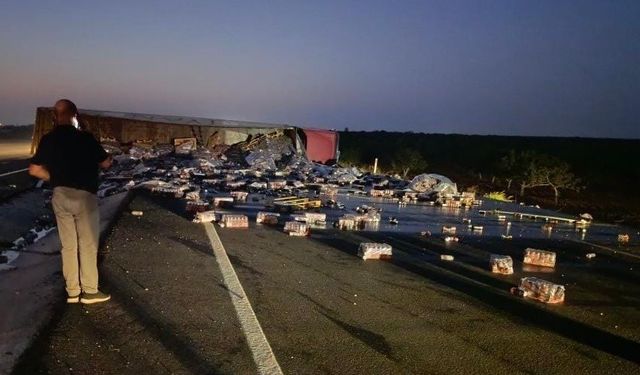 Gaziantep’te devrilen meşrubat yüklü tırın sürücüsü yaralandı