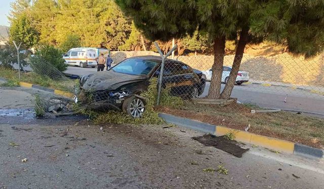 Gaziantep’te kontrolü kaybolan otomobil refüje çıktı: 1 yaralı