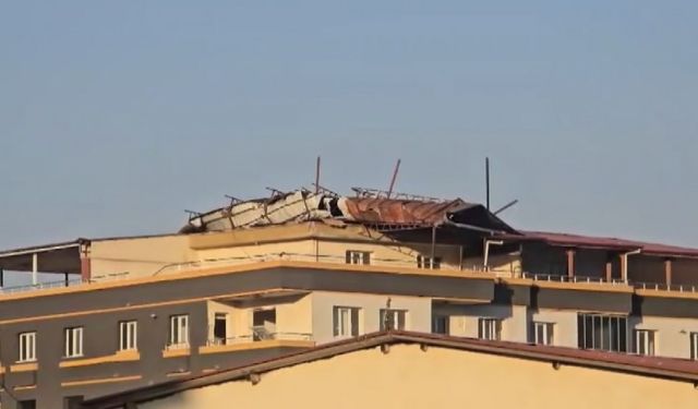 Gaziantep’te şiddetli fırtına hasarlı binanın çatısını uçurdu