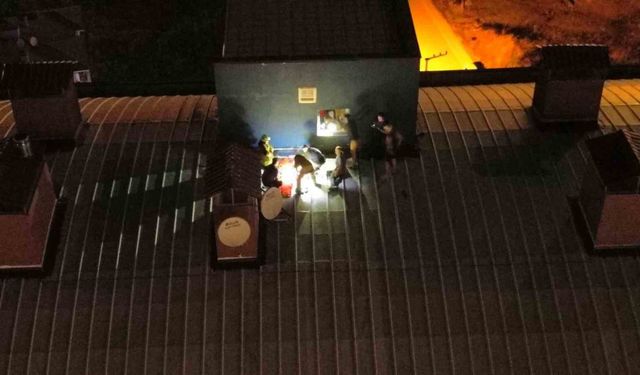 Genç kız çatıya çıktı, kurtarmak isteyenlerle birlikte mahsur kaldı