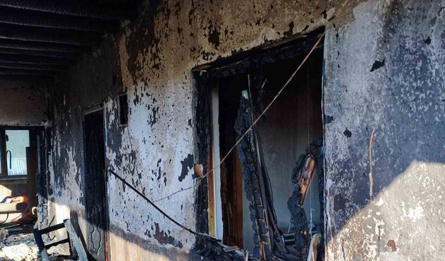 Göksun’da iki ev yandı