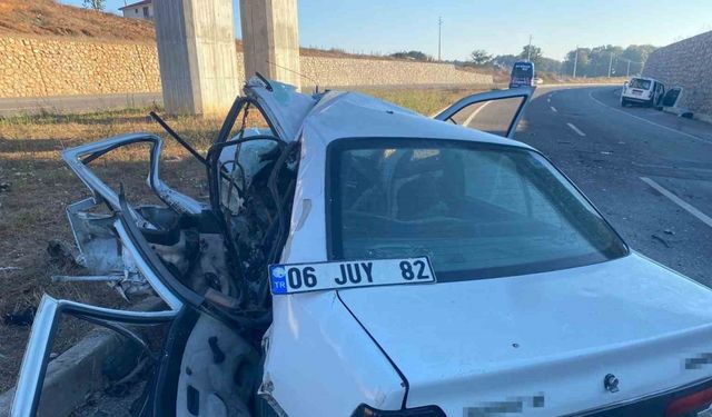 Hafif ticari araç ile çarpışan otomobil hurdaya döndü: 1 ölü, 3 yaralı