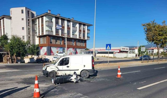 Hafif ticari araç ile motosikletin karıştığı kazada 1 kişi ağır yaralandı