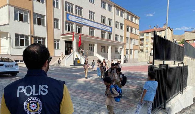 Hakkari polisi çocuklar için görev başında