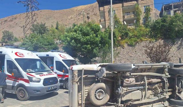 Hakkari’de kamyonet yan yattı: 1 yaralı
