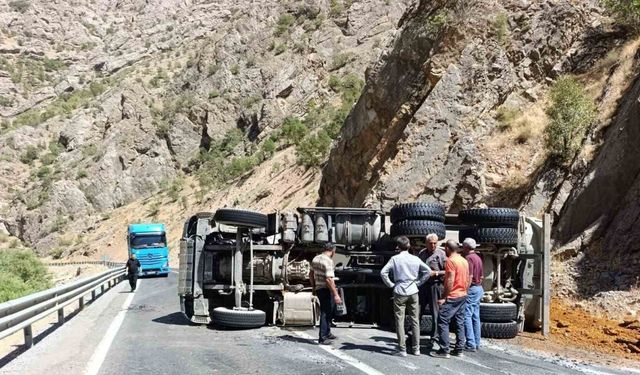 Hakkari’de maden yüklü kamyon devrildi:1 yaralı