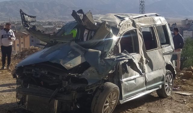 Hakkari’de virajı alamayan otomobil devrildi: 1’i ağır 4 yaralı