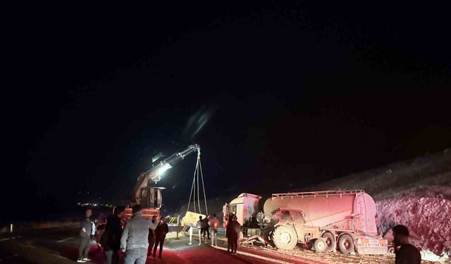 Iğdır-Doğubayazıt yolunda traktör ile kamyon çarpıştı: 3 yaralı