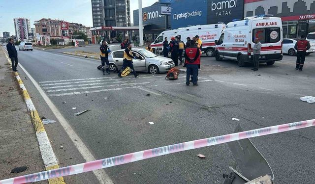 İki otomobil çarpıştı: 1 ölü, 3 yaralı