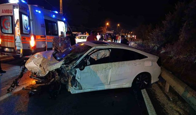 İki otomobil kafa kaya çarpıştı: 4 yaralı