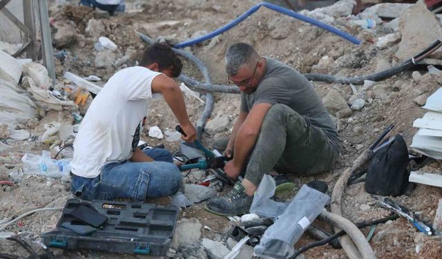 İş makinesinin teması sonrası yer altındaki elektrik kabloları bomba gibi patladı