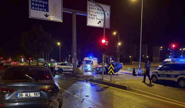 Işıkta bekleyen otomobile arkadan çarpıp, takla attı