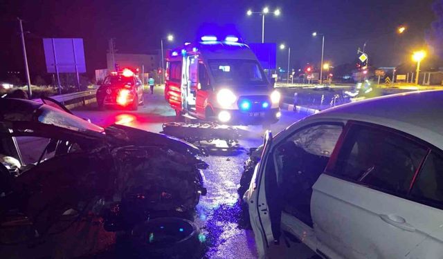 Isparta-Eğirdir kara yolunda otomobiller çarpıştı: 2 yaralı