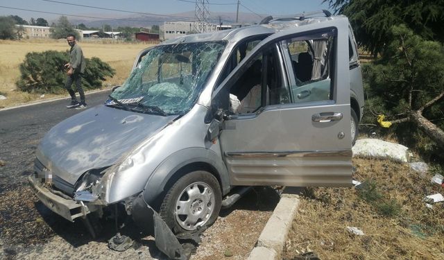 Isparta’da otomobil refüje çarpıp takla attı: 2 yaralı
