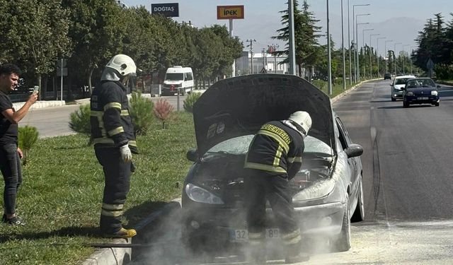 Isparta’da seyir halindeki otomobil alev aldı