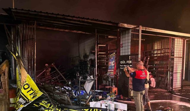 İzmir’de sanayi sitesinde yangın: 3 iş yeri kül oldu