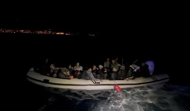 İzmir’de sürüklenen lastik bottaki 33 düzensiz göçmen kurtarıldı