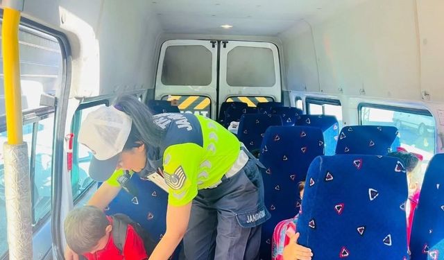 Jandarma okul servis araçlarını denetledi