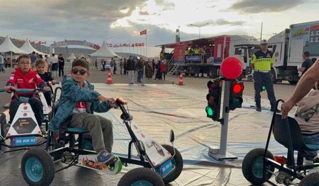 Jandarmadan çocuk ve gençlere uygulamalı trafik eğitimi